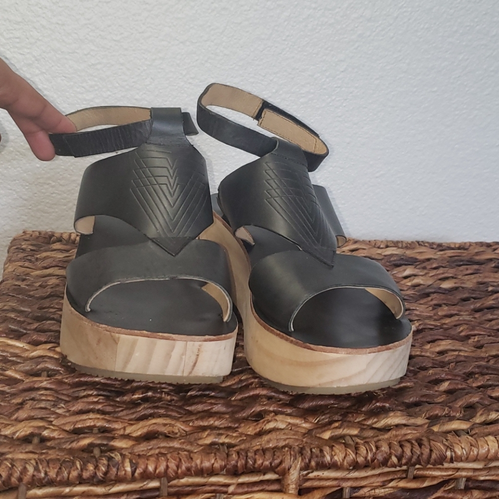 koolaburra fuzzy sandals